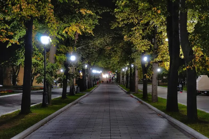 Deptak w Krynicy-Zdroju nocą